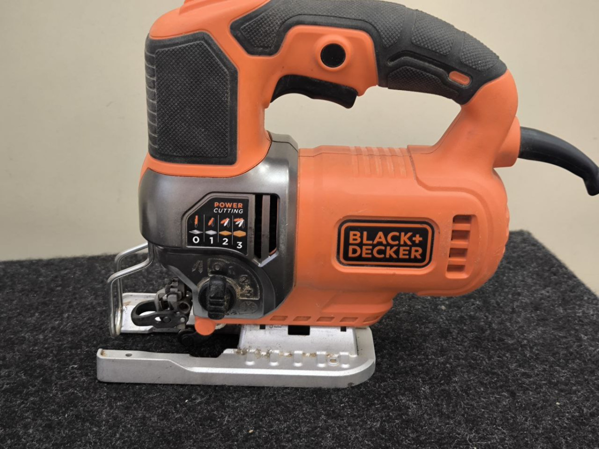 Лобзик Black & Decker BES610;