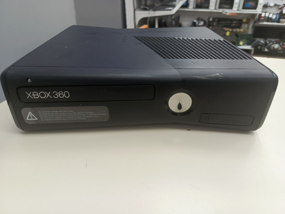 Игровая приставка Xbox 360;
