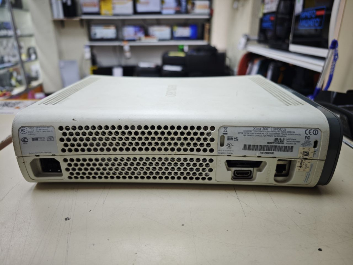 Игровая приставка Xbox 360;